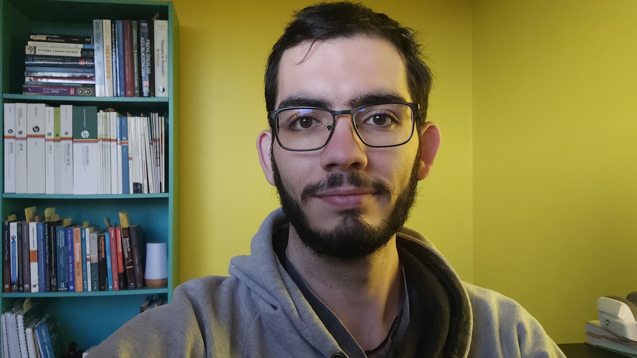 Edison W. Gomes em seu consultório